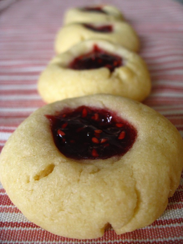 raspberry thumbprint cookies | doughseedough.net