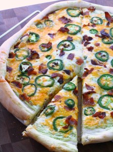 jalapeno popper pizza with jalapeno ranch sauce | doughseedough.net