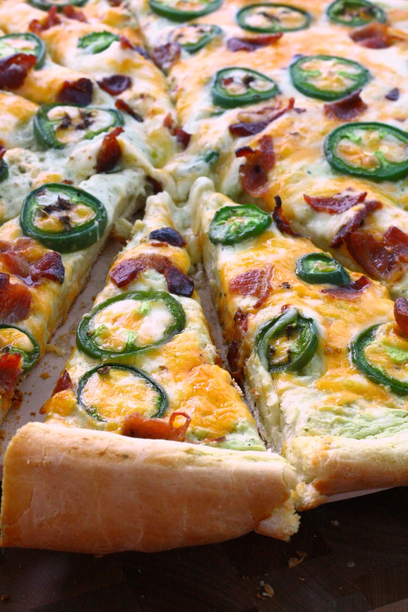 jalapeno popper pizza with jalapeno ranch sauce | doughseedough.net