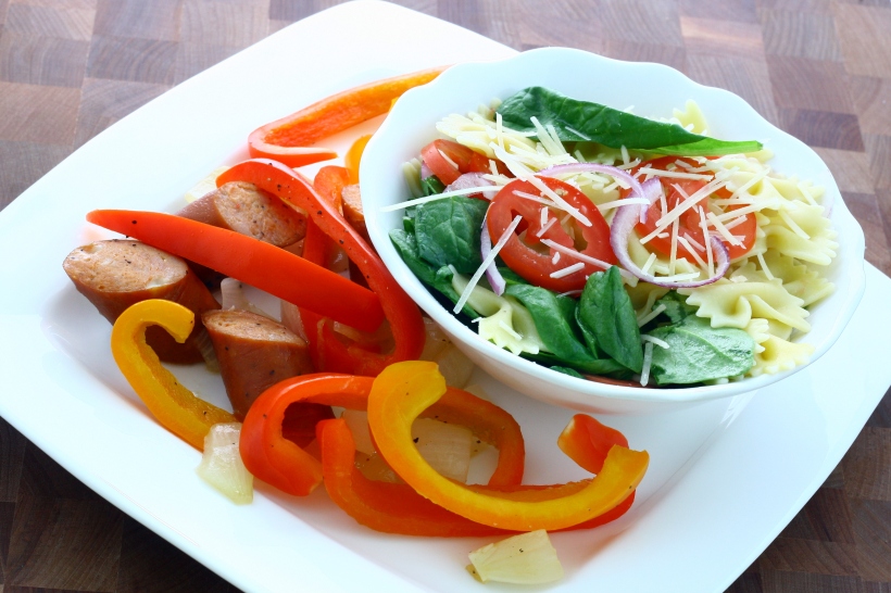 healthy chicken sausage & peppers with easy spinach pasta salad | doughseedough.net