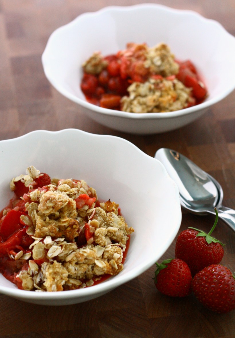 lightened up strawberry rhubarb crisp | doughseedough.net