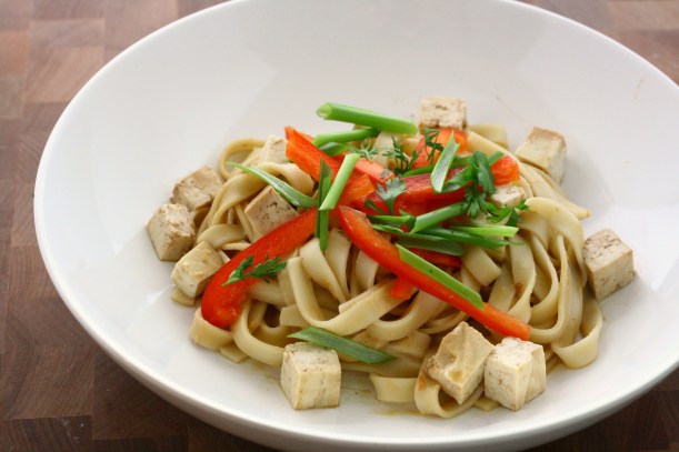 Cold Peanut Noodles with Tofu and Bell Peppers | doughseedough.net