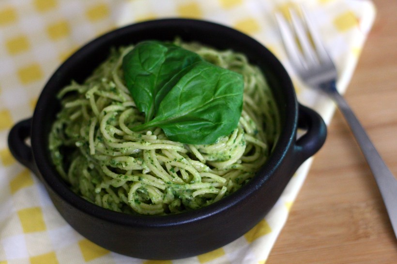 15 minute creamy avocado pasta {dairy free} | doughseedough.net 15 minute creamy avocado pasta {dairy free} | doughseedough.net