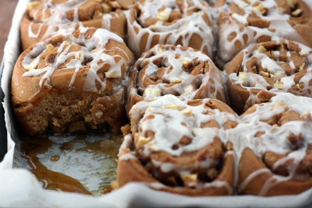 Overnight Apple-Gingerbread Cinnamon Rolls | doughseedough.net