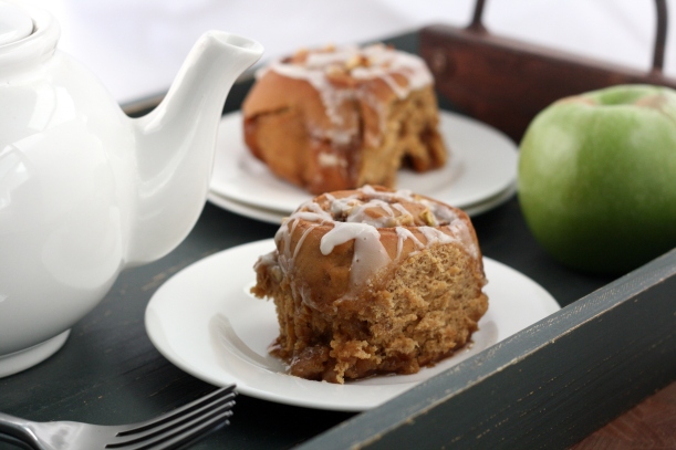 Overnight Apple-Gingerbread Cinnamon Rolls | doughseedough.net